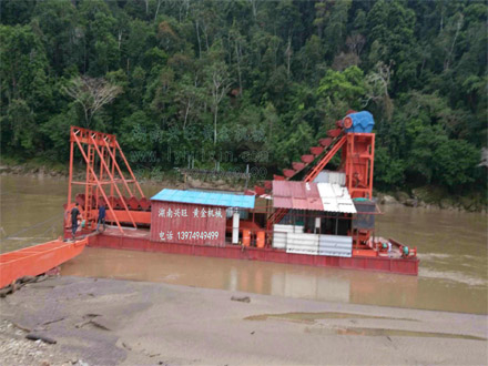 淘金船 南美工作現場